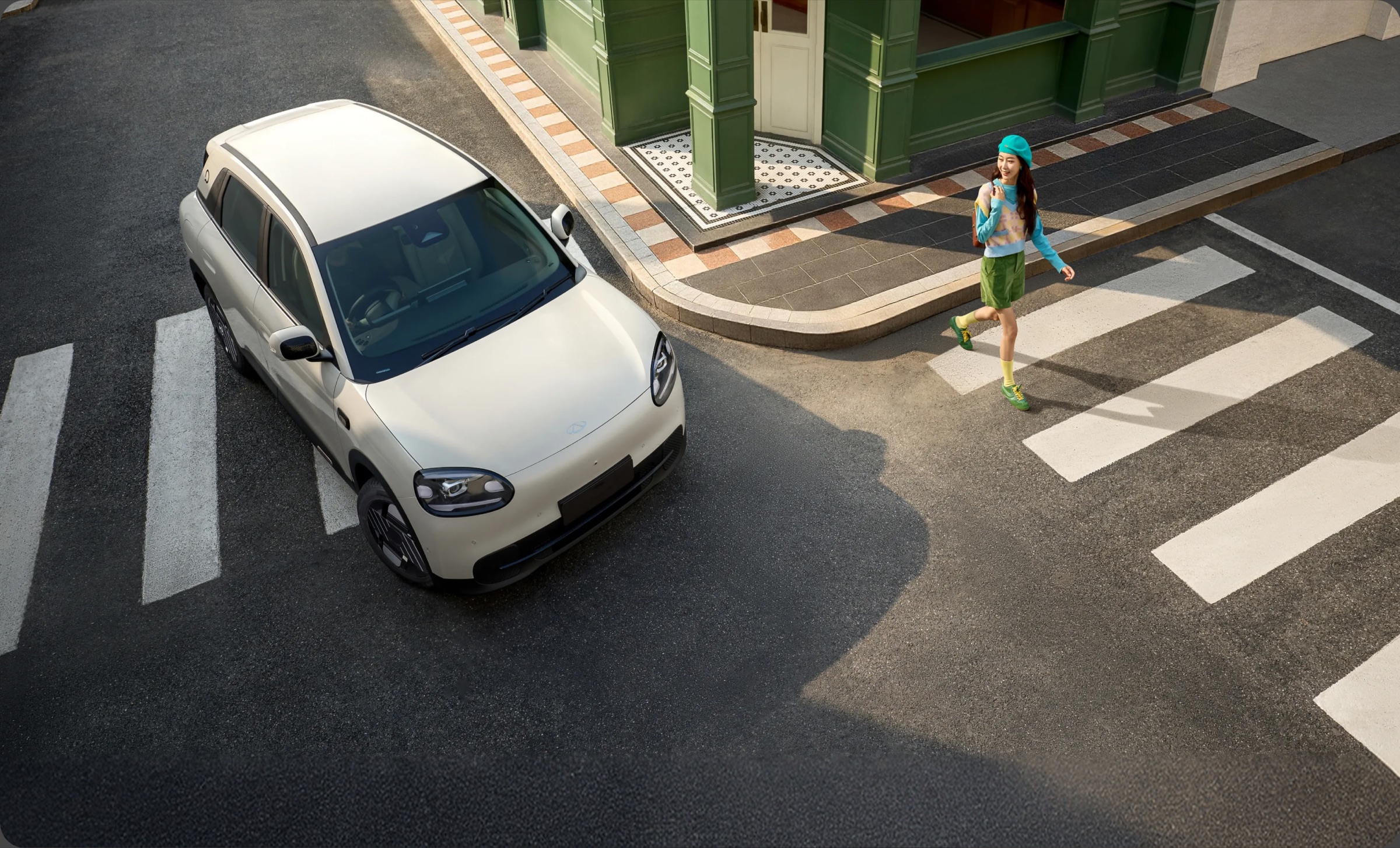Chery Q turning at an urban street corner